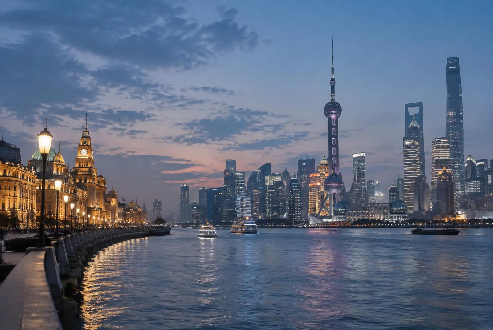 Panorama The Bund dan skyline Shanghai saat senja